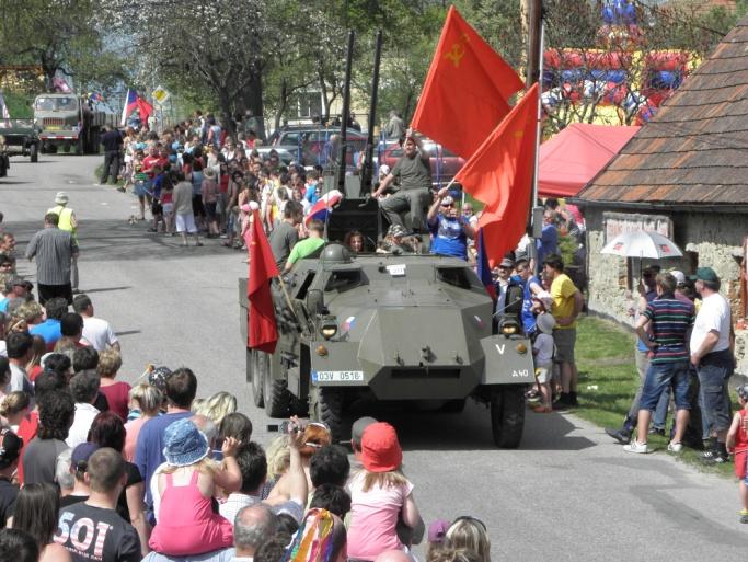 Ale pro většinu lidí je dnes tento státní svátek spojen jen se dnem volna navíc, pokud připadne na všední den. Je dobře, že myšlenka oslavy práce, už má v naší obci dlouholetou tradici.