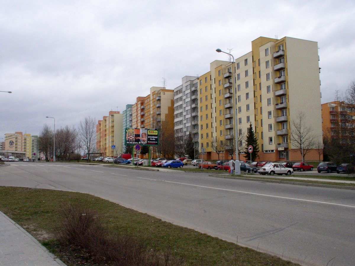 Regenerace sídliště Máj, České Budějovice, úsek 06 - Východ Hluková studie V blízkosti posuzované komunikace se nacházejí devítipodlažní domy