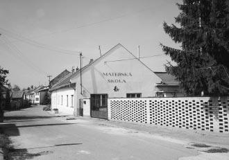 5/2001 Představujeme města a obce mikroregionu Střední Haná Obec Měrovice nad Hanou František Jašek starosta obce Měrovice Budova mateřské školy Měrovice nad Hanou se nacházejí v jihozápadní části
