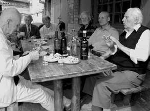 Popřát jubilantovi, který většinu svého bohatýrského života prožil v Kyjově, přišli folkloristé Jaromír Nečas, Jan Pavlík, Jura Petrů, zpěváci z kyjovského sboru, ale i zástupci ze Slováckého krúžku