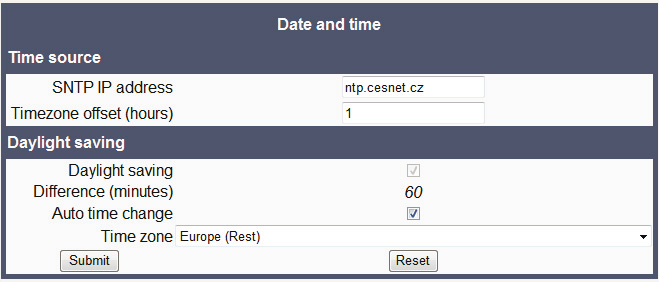 Pokud je pole SNTP IP adress vyplněno, nelze čas nastavovat ručně.