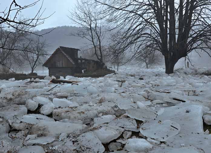 Povodňové situace 2. Povodňové situace 2.1 Průběh povodní Rok 2012 byl povodňově nejklidnějším obdobím od roku 2008.