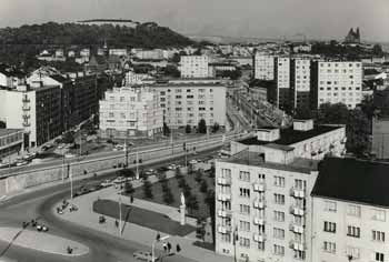 v tehdejších sídlištích v Bratislavě. Novým prostorovým řešením byl také uzavřenější způsob zastavění rozlehlými budovami na košické Terase.