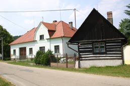 Mgr. Karel Foud; NPÚ ÚOP v Plzni Hlince (o. Plzeň sever), náves, severní strana, vlevo dům usedlosti čp.1 z období první třetiny 20. století Bílov (o.