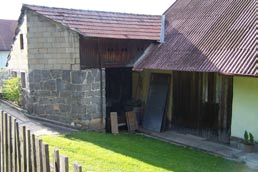 Mgr. Josef Samec; Úřad práce Strakonice kuchyňky a vstupní síňky, navazuje stáj, chlév a zpravidla kolmo navazující stodola, na protilehlé straně dvora kůlna, kurník, králíkárna a suchý záchod.