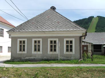 Mgr. Štancelová Zuzana, Mgr. Majtan Vladimír; KPÚ Žilina Čičmany - obnova dediny po požiari v roku 1921. Oživenie miestnej stavebnej tradície. Mgr. Štancelová Zuzana, Mgr. Majtan Vladimír; KPÚ Žilina Obec Čičmany leží pri prameňoch rieky Rajčanky na konci Rajeckej doliny v pohorí Strážovských vrchov.