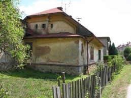 Mgr. Jan Kuča; Muzeum Vysočiny Třebíč nebo zamýšlený výměnek 13. V krčku se dále nacházejí záchody a spíž. Hospodářský trakt tvoří severní stranu dvora.