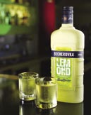 BECHEROVKA MÁ SESTRU ZCELA NOVÝ PRODUKT, LIKÉR S NÁZVEM BECHEROVKA LEMOND, V ZÁŘÍ V PRAZE PŘEDSTAVILI ZÁSTUPCI SPOLEČNOSTI JAN BECHER KARLOVARSKÁ BECHEROVKA, A.S. JEDNÁ SE O MLADŠÍ SESTRU SVĚTO- ZNÁMÉHO KARLOVARSKÉHO LIKÉRU, JE- JÍŽ CHUŤ JE ZALOŽENA NA BÁZI BECHE- ROVKY ORIGINAL, ALE NABÍZÍ JEMNOU, SVĚŽÍ OVOCNOU CHUŤ A MÉNĚ PROCENT ALKOHOLU.