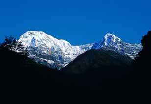 strana 12 PRO CESTOVATELE Dobrodruh 2/99 TREKKINGOVÉ VRCHOLY V NEPÁLSKÝCH HIMÁLAJÍCH Již i v našich krajích je poměrně známo, že v Nepálu je možné získat povolení k výstupu na řadu poměrně vysokých a