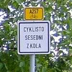 2. Tramvaje neomezujte. Tramvaj vám na přechodu pro chodce nedá přednost. Jednak brzdí o dost hůř neţ auto, jednak ze zákona nemusí. Mimoto máte co dělat s vozidlem MHD.