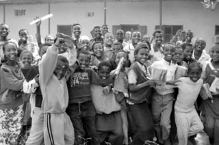 Bylo nás celkem sedm rodiče, děti a já. V kanceláři se děti obložily alby s fotografiemi ugandských dětí. Kluků a holek vybraných k adopci jsou bohužel tisíce.