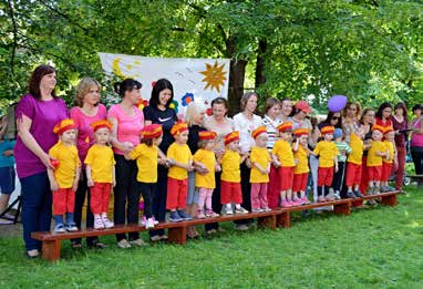 Diváci si mohli vychutnat také vystoupení dětí z MŠ  A pak už následovala promenáda dětí, které Berušku opouštějí.