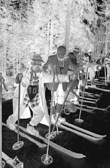 Skupina lyžařů v dobovém oblečení a s historickými lyžemi sjížděla z Pancíře na Weissovu louku přesně po trase, kudy se před 102 lety spustili první lyžaři.