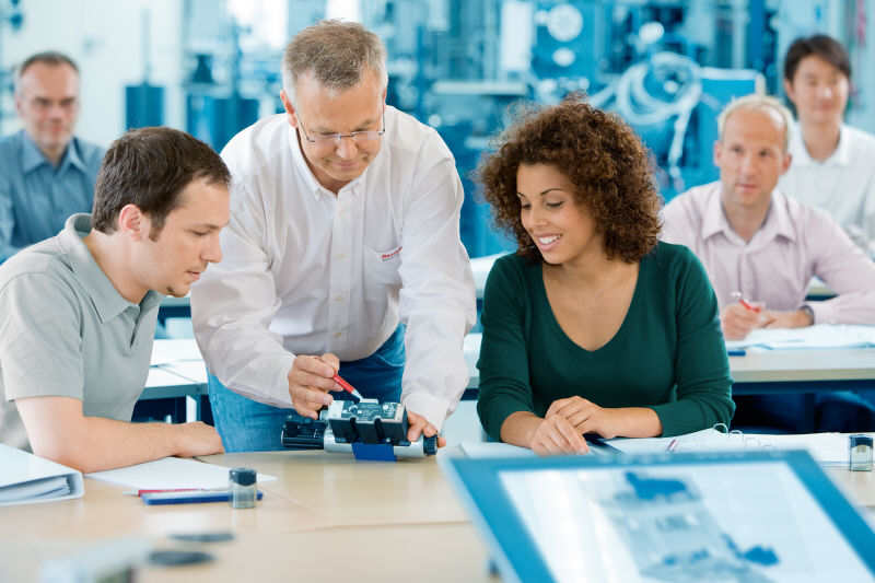 1. Všeobecné základy hydrauliky Předpokládá se technické vzdělání absolventů kurzu Servisní a montážní pracovníky, projektanty začátečníky, obsluhu strojů, mobilní servisy a personál, který zajišťuje