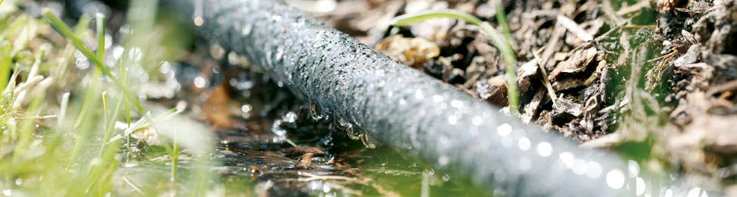 PERLICÍ HADICE VODA JEN KAPKA PO KAPCE A UŠETŘÍTE PENÍZE REHAU Perlicí hadice Perlicí hadice REHAU funguje při nízkém tlaku vody a pokládá se buď nad, nebo pod zem.