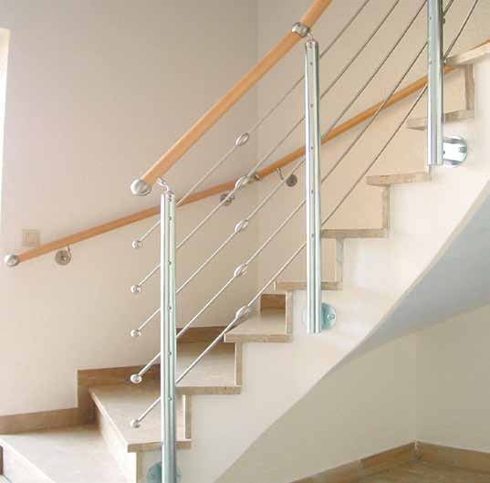 Madla ze dřeva,ušlechtilé oceli nebo hliníku se nechají ideálně kombinovat Tento systém je ideální pro cenově dostupné schodišťové a parpetní řešení zábradlí v interiérech.