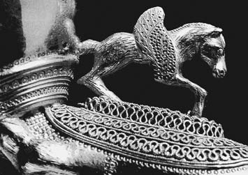 25 mm (photo: courtesy Musée de Châtillon-sur-Seine, Côte-d Or). Obr. 12. Vix, Côte-d Or, detail zlatého nákrčníku, délka okřídleného koně ca 25 mm. looking beasts of Kanín?