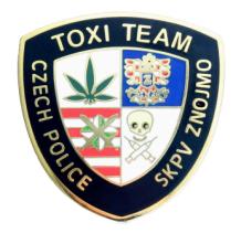 Toxi Teamu Znojmo disponují dvěma odznaky, kdy první je klopový a je určen pro pracovníky a spolupracující osoby.