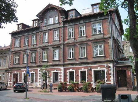 Jedná se o třípatrovou budovu o dvou vchodech, na které je umístěno sousoší přátelství od J. Sladkého a G. Kafky z Českého Těšína.