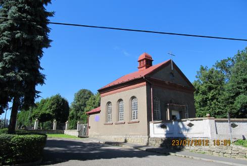 Bedřich Fulda vystavěno v letech 1920-1928 kaple centrálního půdorysu postavemna v historizujícím stylu s barok ními a empírovými prvk y, střecha valbová