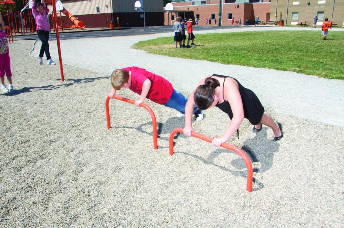 159-009 Kliky (Push Up) Chytněte se tyče tak, abyste měli napnuté ruce a záda drželi rovně. Pokrčte ruce v loktech a spusťte hrudník k tyči, záda držte stále rovně.