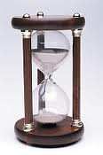 MĚŘENÍ ČASU Čas je fyzikální veličina, která vyjadřuje dobu trvání děje, nebo okamžik (umístění dané události) v časové škále.