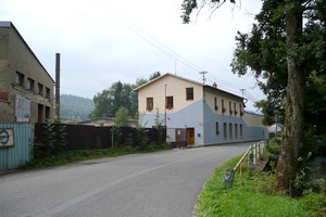 výrobu o korkové desky (korkové zátky). V roce 1934 byl závod přestavěn a rozšířen. Roku 1946 byla rodina majitele Schenka vysídlena a závod znárodněn pod názvem Korek, n.p. Bohdíkov, provoz 04 n.p. Korek Klášterec nad Ohří.