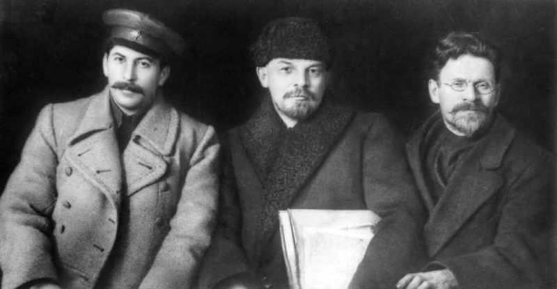 Obr. 1 Stalin, Lenin, Kalinin Fašismus Příčiny vzniku fašismu oslabení a zklamání z výsledků války, sociální nestabilita, nespokojenost - vznik v Itálii - od slova fasces (svazky prutů, pochází z