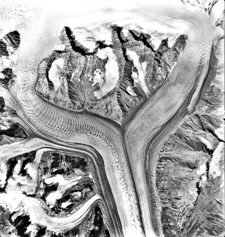 Ledovcové sedimenty Pohyblivé morény Okrajové v místech kontaktu s horninami Střední pravá ze dna údolí vystupuje podložní hornina