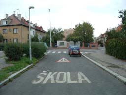 Církevní základní škola Holešovice, Praha 7 chybí výstražné dopravní značení před školou chybí svislé dopravní značení upozorňující na příčný práh Základní škola Glowackého, Praha 8 Základní škola