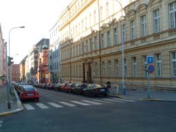 Základní škola Slezská, Praha 2 parkující vozidla těsně před přechodem pro chodce chybějící výstražné dopravní