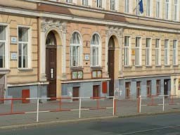 Táborská, Praha 4 přerušené zábradlí před vchodem do školy Základní škola Umělecká, Praha 7