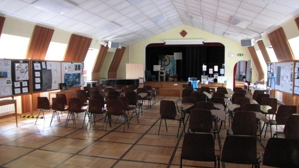 Maria Ward Gymnasium v Bamberku Počítačové učebny, odborné učebny pro hudební výchovu, aula pro společenské