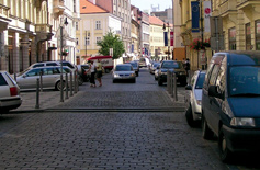 Původně byla ulice obousměrná a v situaci problematické průjezdnosti pražského centra často využívaná jako zkratka.