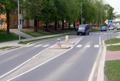 třídy. Obrázek vlevo dělený přechod v Dobřanech na průtahu silnice II/180. Integrované přechody se vyznačují zvýšením úrovně přechodu do úrovně přilehlých chodníků.