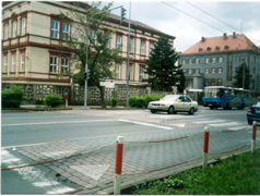 Investorem tohoto i následujícího příkladu integrovaných přechodů pro chodce bylo město Teplice odbor místního hospodářství, dopravy a obchodu.
