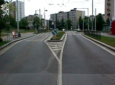 Plzeň Ulice Na Dlouhých je obslužnou komunikací, tvořenou dvěma jízdními pruhy o šířce 3,0 m a dvěma parkovacími pruhy o šířce 2,0 m.