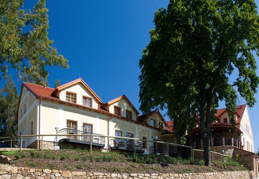 HOTEL Hotel Gold**** leží v jihočeských Chotovinách, pouhou hodinu jízdy z Prahy a zhruba 45 minut jízdy z Českých Budějovic, nedaleko