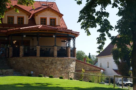 Historie budovy hotelu sahá až do 19. století, kdy plnila funkci pivovarských sklepů.