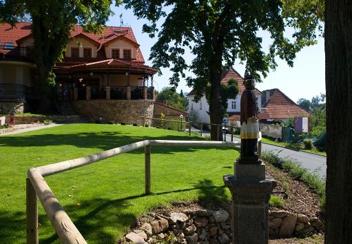 Hotel Gold**** nabízí nejen ubytování v luxusních a stylových pokojích, ale také restaurační služby nebo relaxaci ve wellness centru.