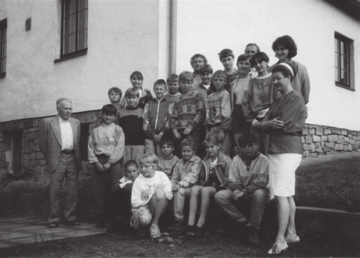 ly chodil Jenda v Žarošicích, pak se vyučil frézařem ve Zbrojovce Vsetín, odmaturoval na Střední průmyslové škole strojní v Uherském Brodě, kde byl také až do roku 1961 zaměstnaný v místních