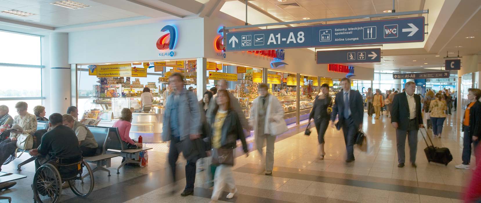 Komerční aktivity Commercial Activities Komerční aktivity jsou pro letiště druhým největším zdrojem příjmů a představují 32 % z dosažených výnosů Letiště Praha, s.p. V roce 2005 dosáhly výnosy z komerčních aktivit hodnoty 1,42 mld.