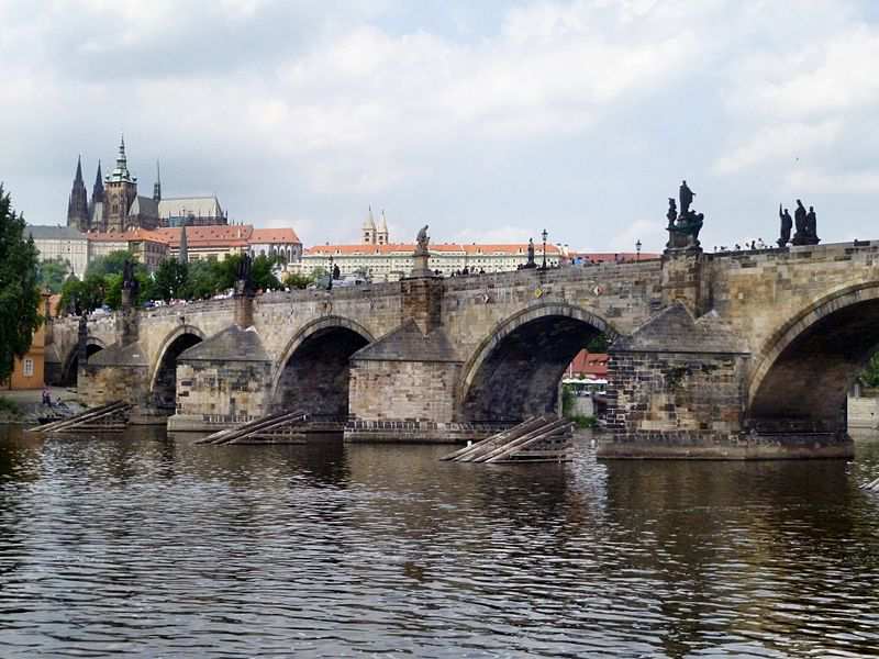 6. Karlův most Karlův most je nejstarší stojící most přes řeku Vltavu v Praze a druhý nejstarší dochovaný most v České republice. Stavba mostu začala v roce 1357 pod záštitou krále Karla IV.