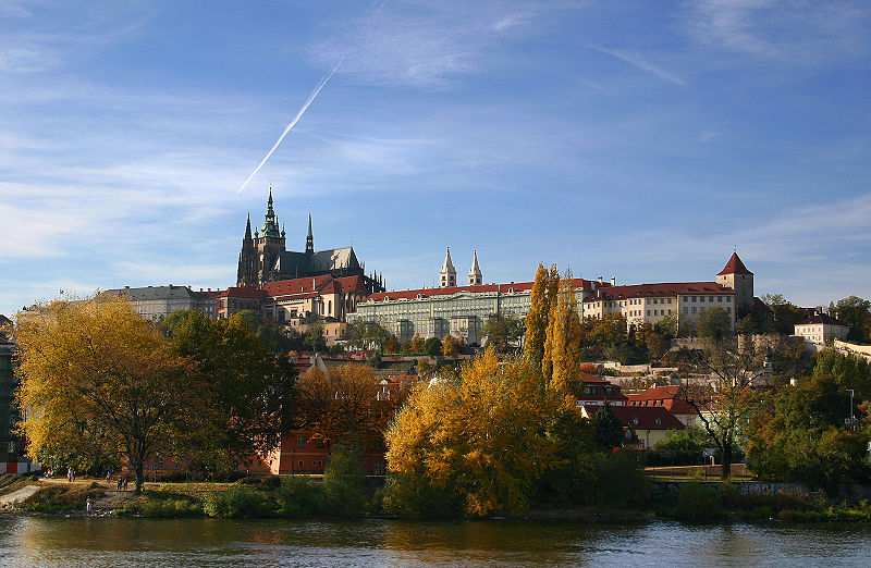 9. Pražský hrad nejvýznamnější český hrad původně raně středověké hradiště stojí na skalnatém ostrohu nad řekou Vltavou v centru Prahy od 9.