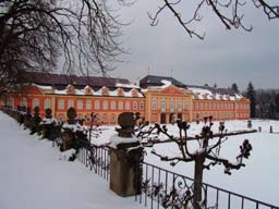 Dobříšský zámek (jižní pohled) postupně vzrostla na městečko. V r. 1367 přenesl Karel IV. úřad nejvyššího lovčího království Českého z Kamýku na hrad Dobříš.