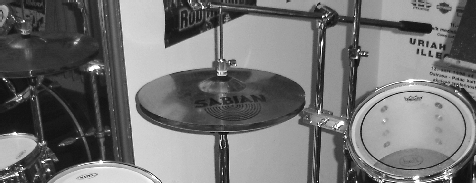 Foto 26 jako velký a malý bratr s matkou stojí oba malé bubny pod stojanem Hi-Hat. CD 6 Stopa 11.