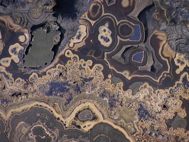 Obr. 2.59. Sulfidická ruda tvořená hlavně sfaleritem, galenitem a pyritem s výraznou kolomorfní stavbou; šířka snímku 80 mm. Olkusz, Polsko.