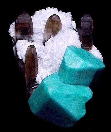 Obr. 2.62. Drúza krystalů mikroklinu v pegmatitu; šířka snímku cca 70 mm. Papachacra, Belen, Catamarca, Argentina. Foto: Leon Hupperichs. Obr. 2.63.
