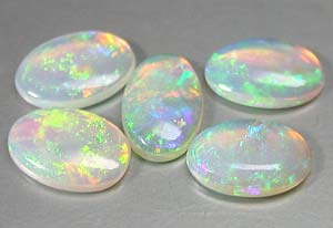 Opalizace ( barvohra ) je charakteristická pro drahý opál (obr. 2.69 a 2.70). Je způsobena pravidelným uspořádáním tzv. globul, mezi nimiž jsou stejně uspořádané dutinky.