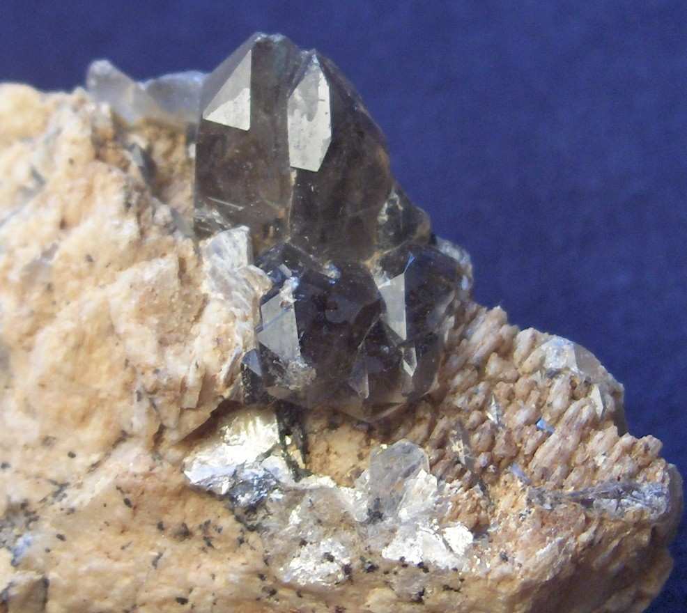 8- Drúza krystalů záhnědy narostlých na dutině